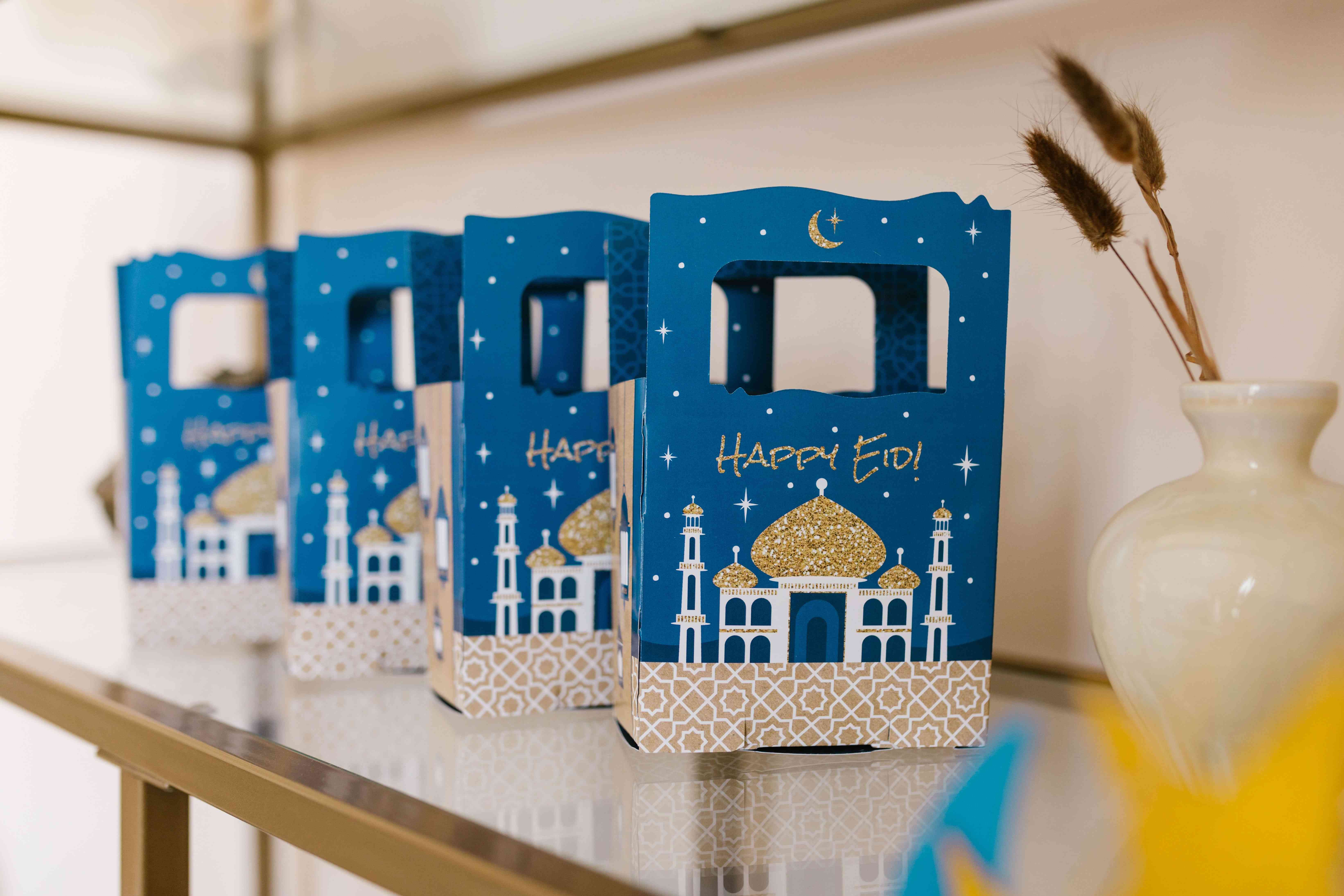 Ramadan is just around the corner and it’s time to give some gifts to your family!