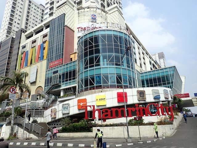 One of the souvenir centers that you can visit to find wedding souvenirs is Thamrin City