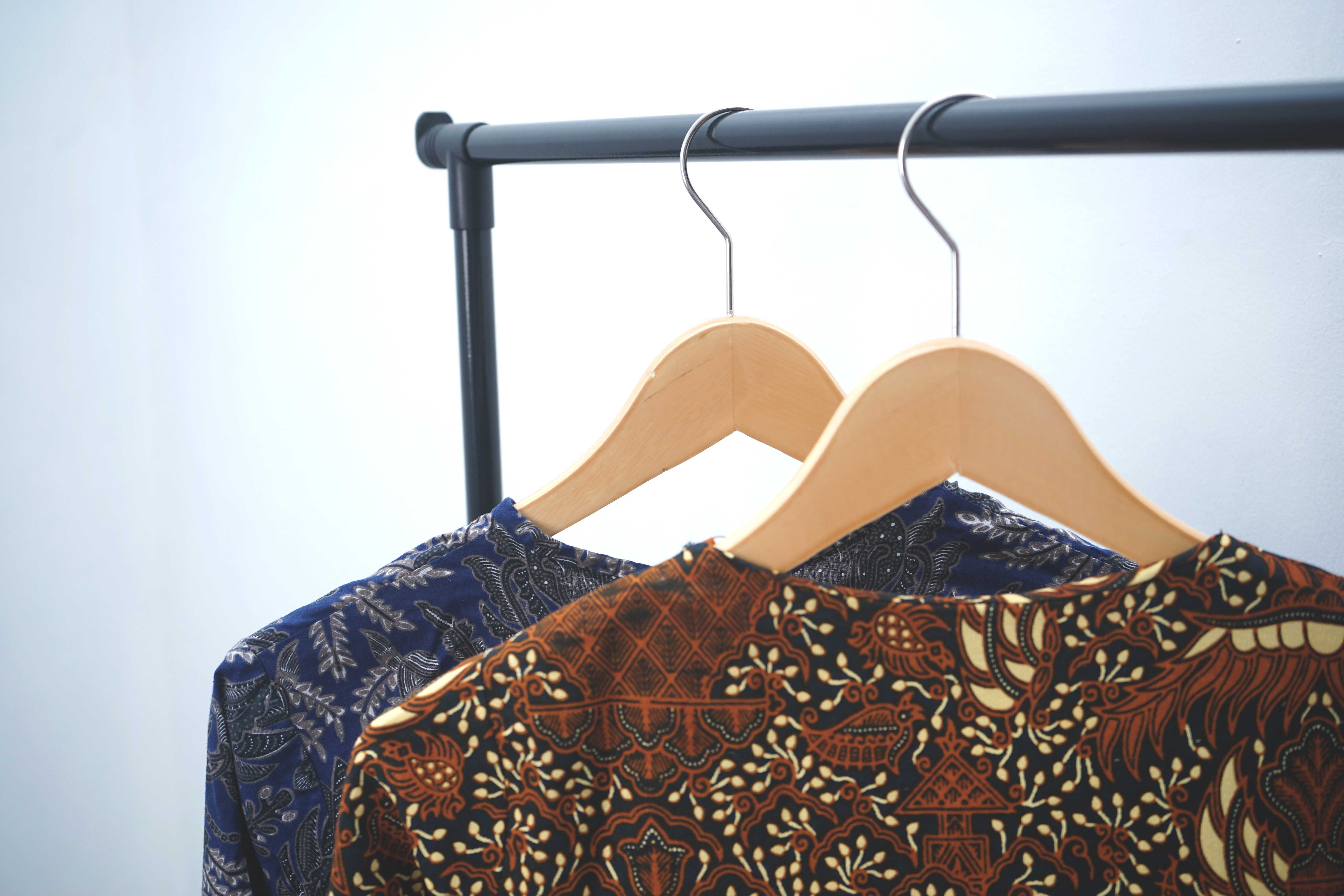 Baju batik bisa digunakan untuk acara formal dan informal, selain itu bisa juga dijadikan hadiah untuk guru