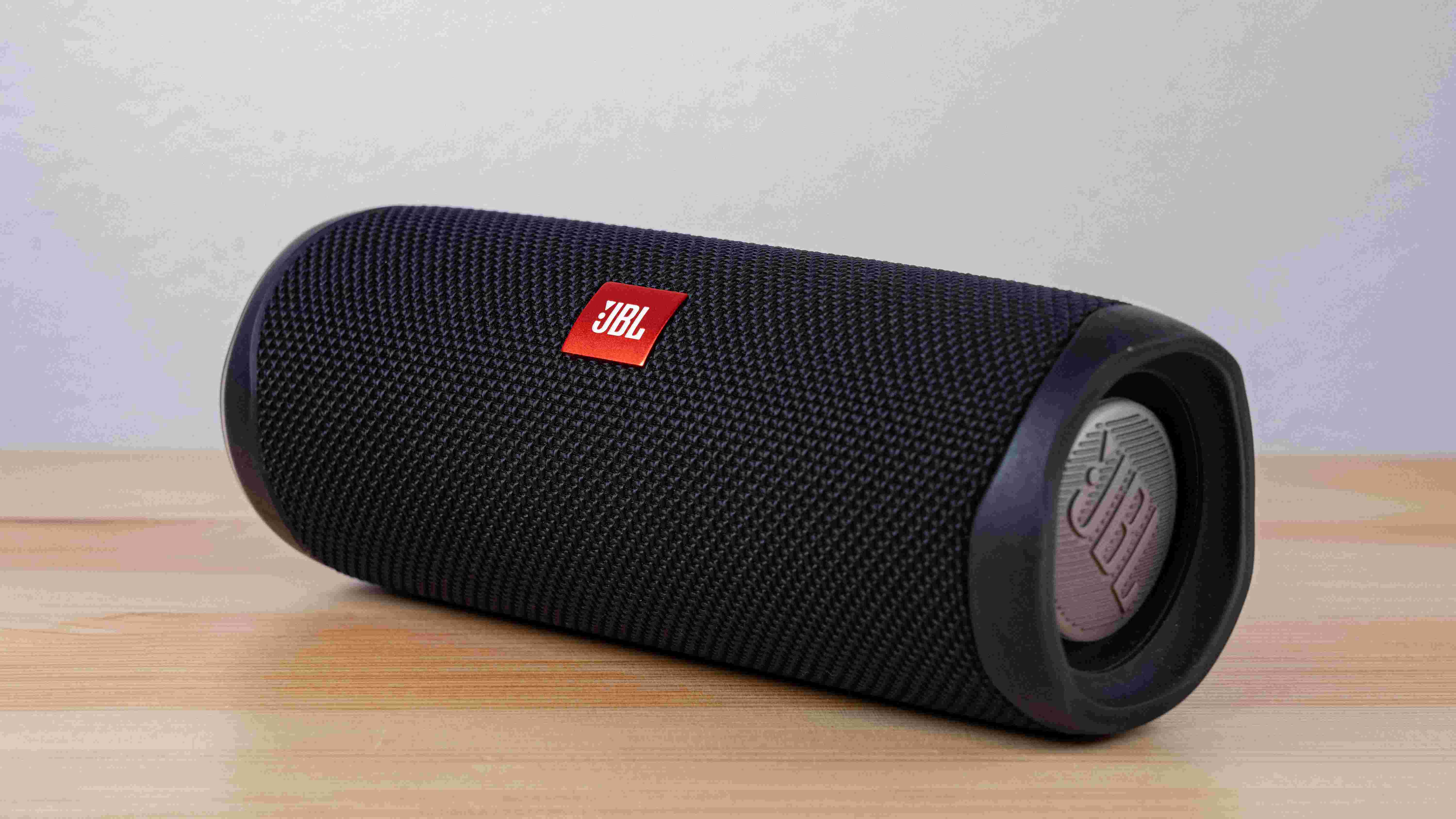 Speaker Bluetooth portable dapat menjadi pilihan kado untuk suami yang menyukai musik