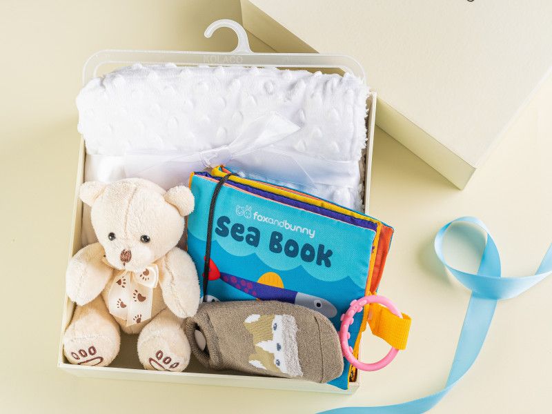 Baby book hampers dilengkapi berbagai macam essential item untuk souvenir hari ulang tahun yang akan selalu dikenang