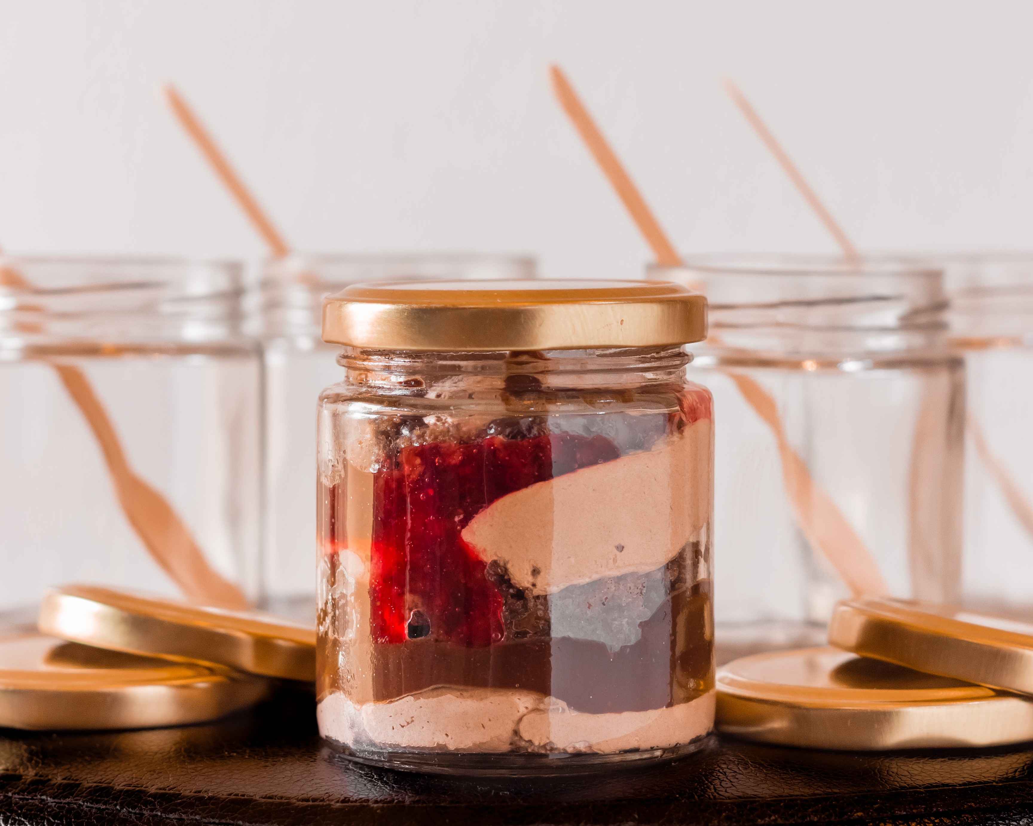 Cake in Jar mini yang pasti disukai anak-anak. Dikemas dengan wadah yang dapat digunakan kembali