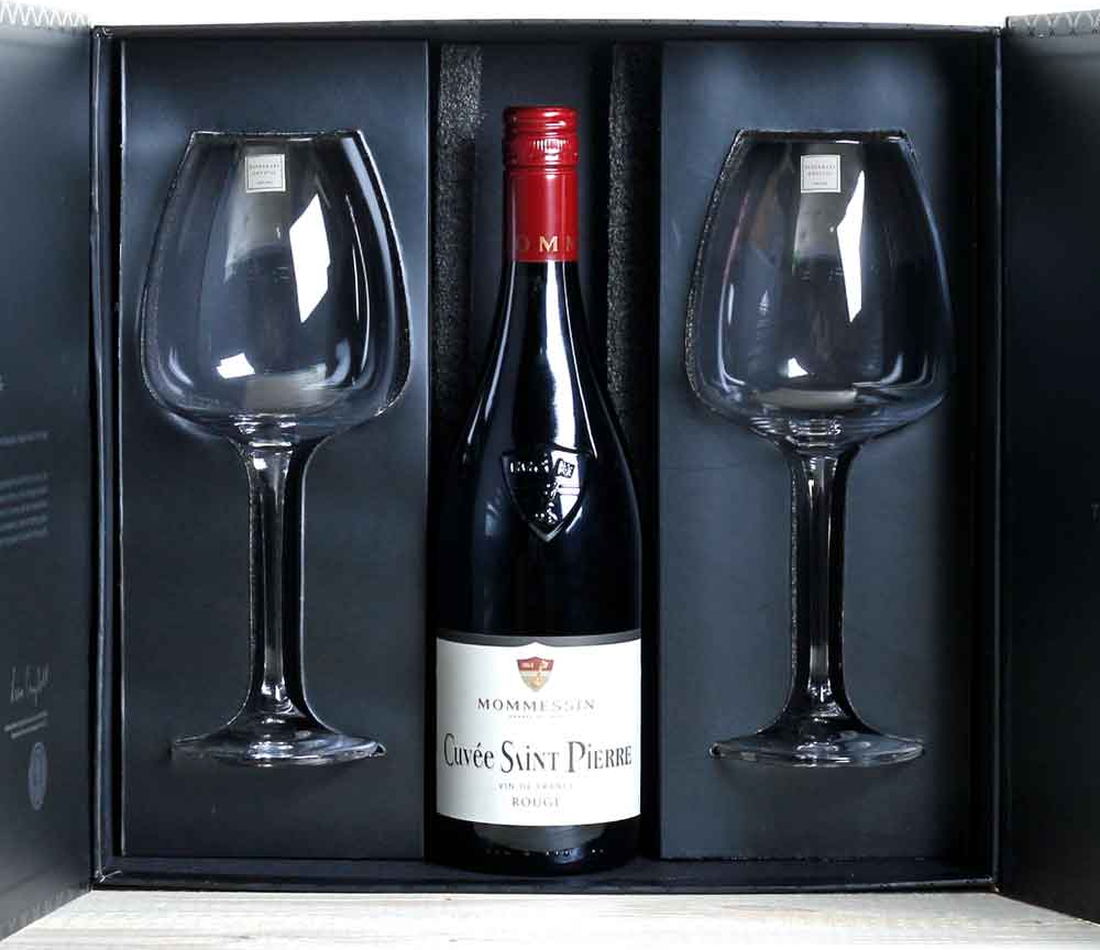 Sebotol anggur yang enak dan satu set gelas anggur berkualitas menjadi hadiah pernikahan yang mewah dan romantis
