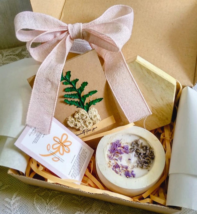 Aromatic scented candles can be versatile and useful as wedding souvenirs