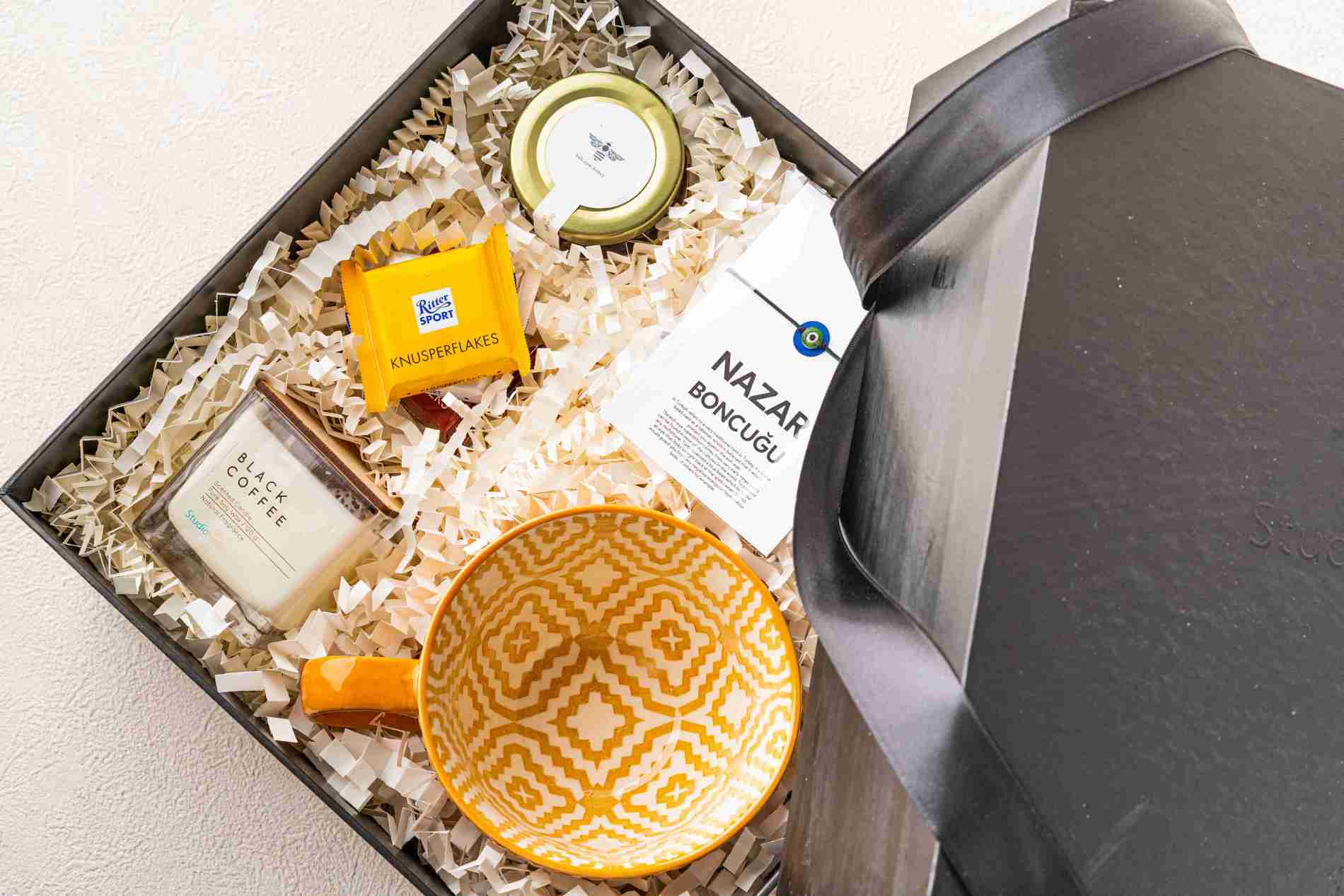 Corporate hampers can be a way to show appreciation and care towards employees, even more so during this physical distancing period due to the COVID-19 pandemic