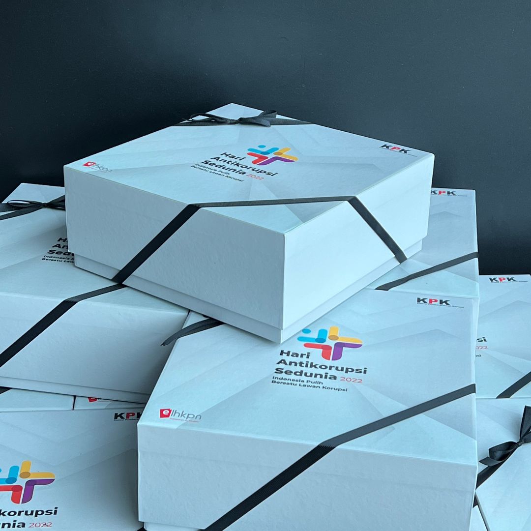 Step 6: Tambahkan Pita atau Aksen (Opsional)