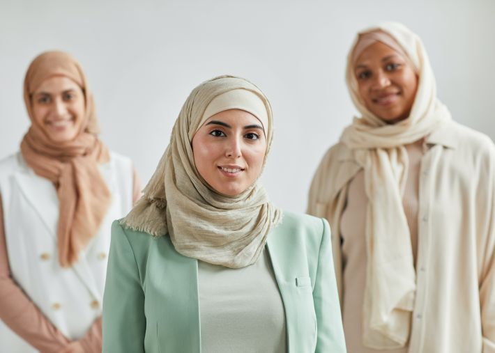 Hijab cocok dijadikan hampers untuk sahabat atau teman kerja perempuan