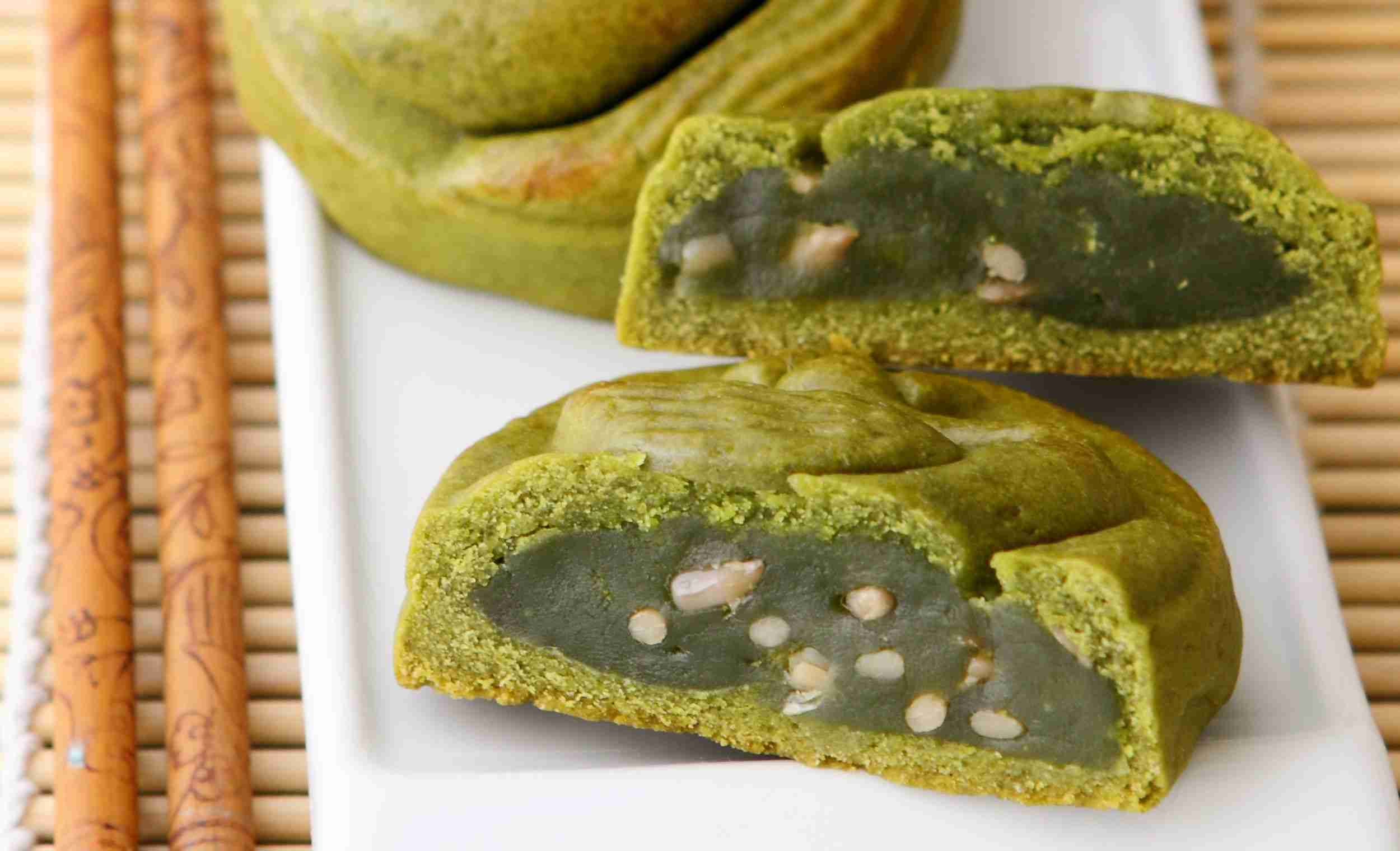 Kue bulan teh hijau juga varian yang cukup populer tetapi berbeda dari kue bulan yang dibuat secara tradisional