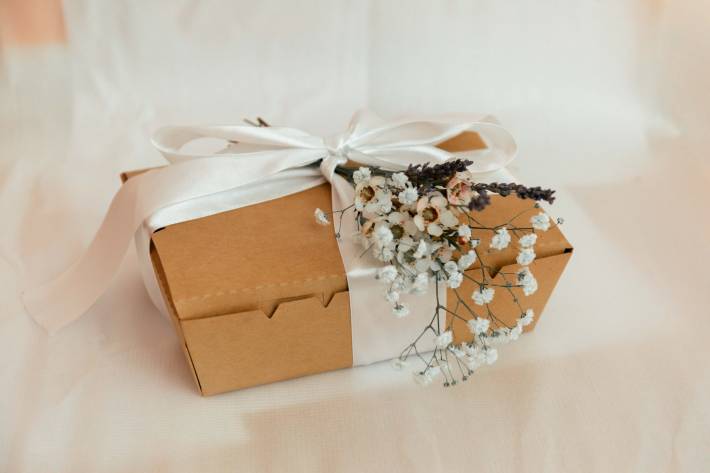 Add a touch of dried flowers to enhance the gift box