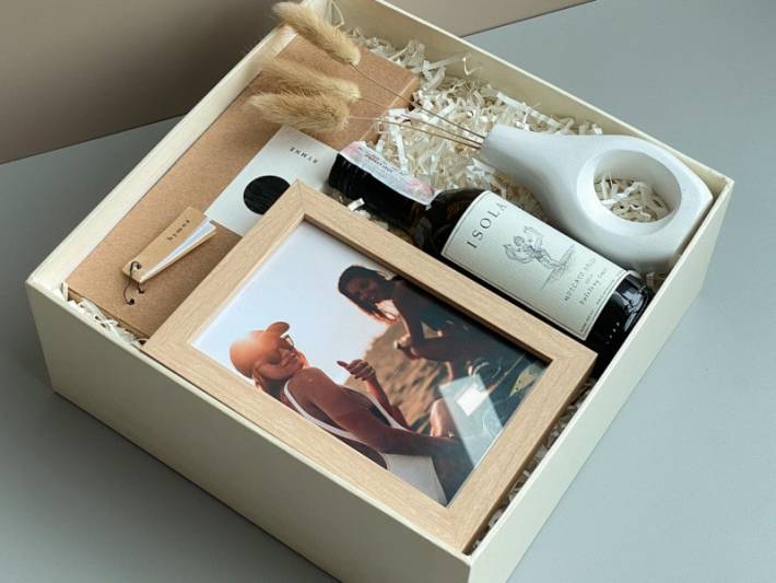 The contents of the gift box must be neatly arranged yet beautiful | Credit: Studiokado